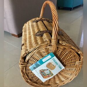 Vintage picnic basket for two